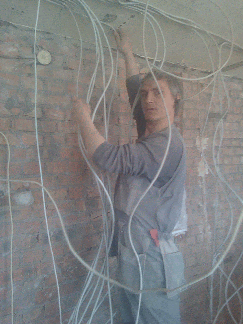 Монтаж кабеля в старом фонде из красного кирпича
